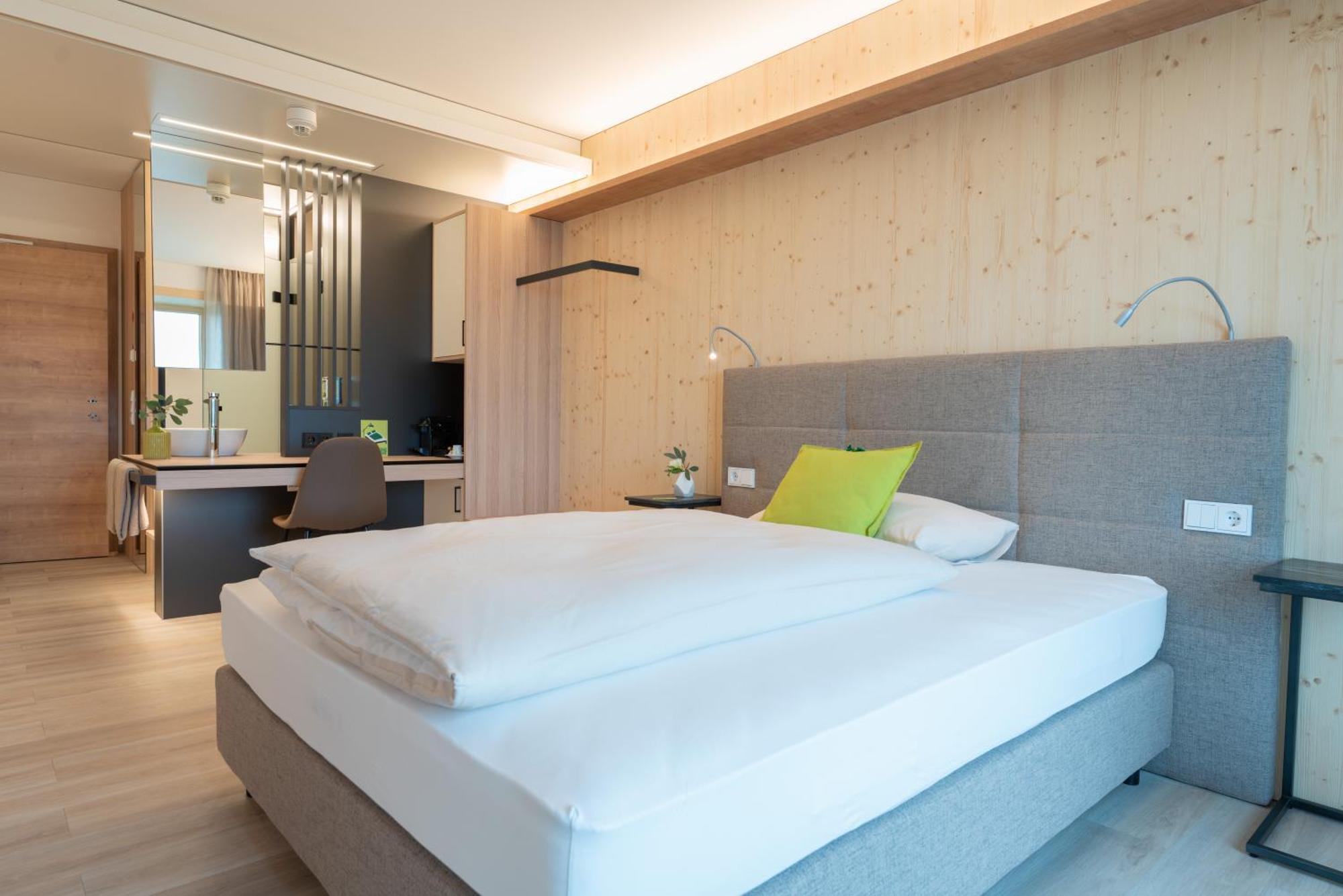 Hotel Eee *
