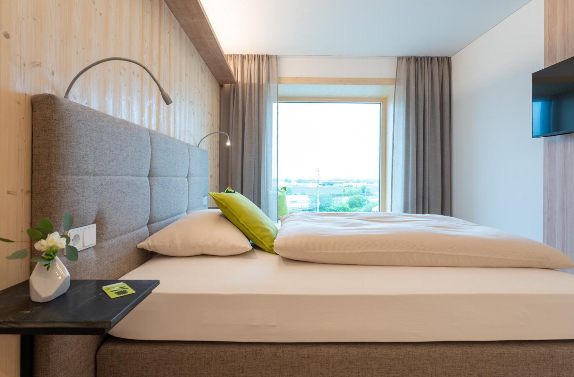 Hotel Eee *
