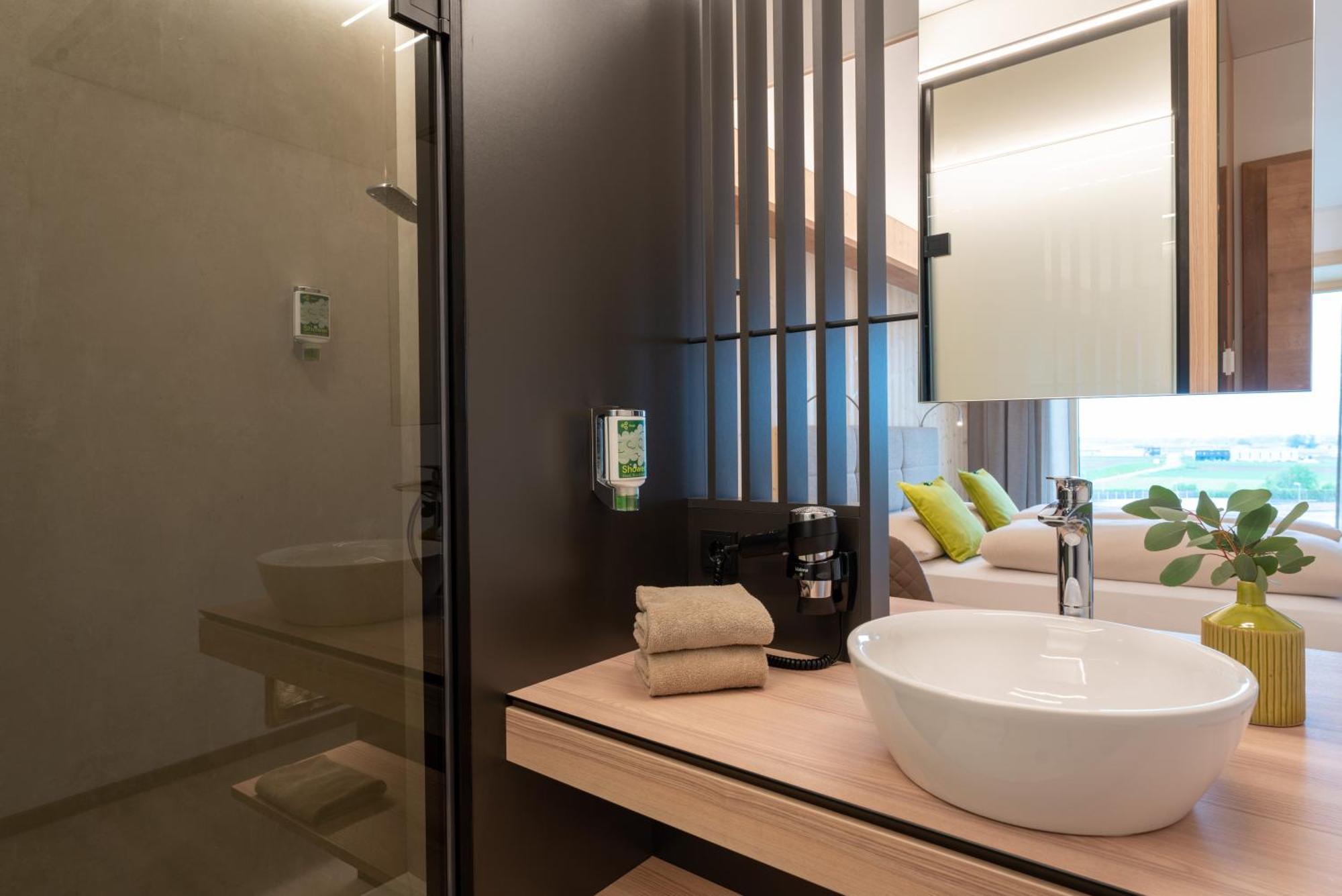 Eee Hotel *