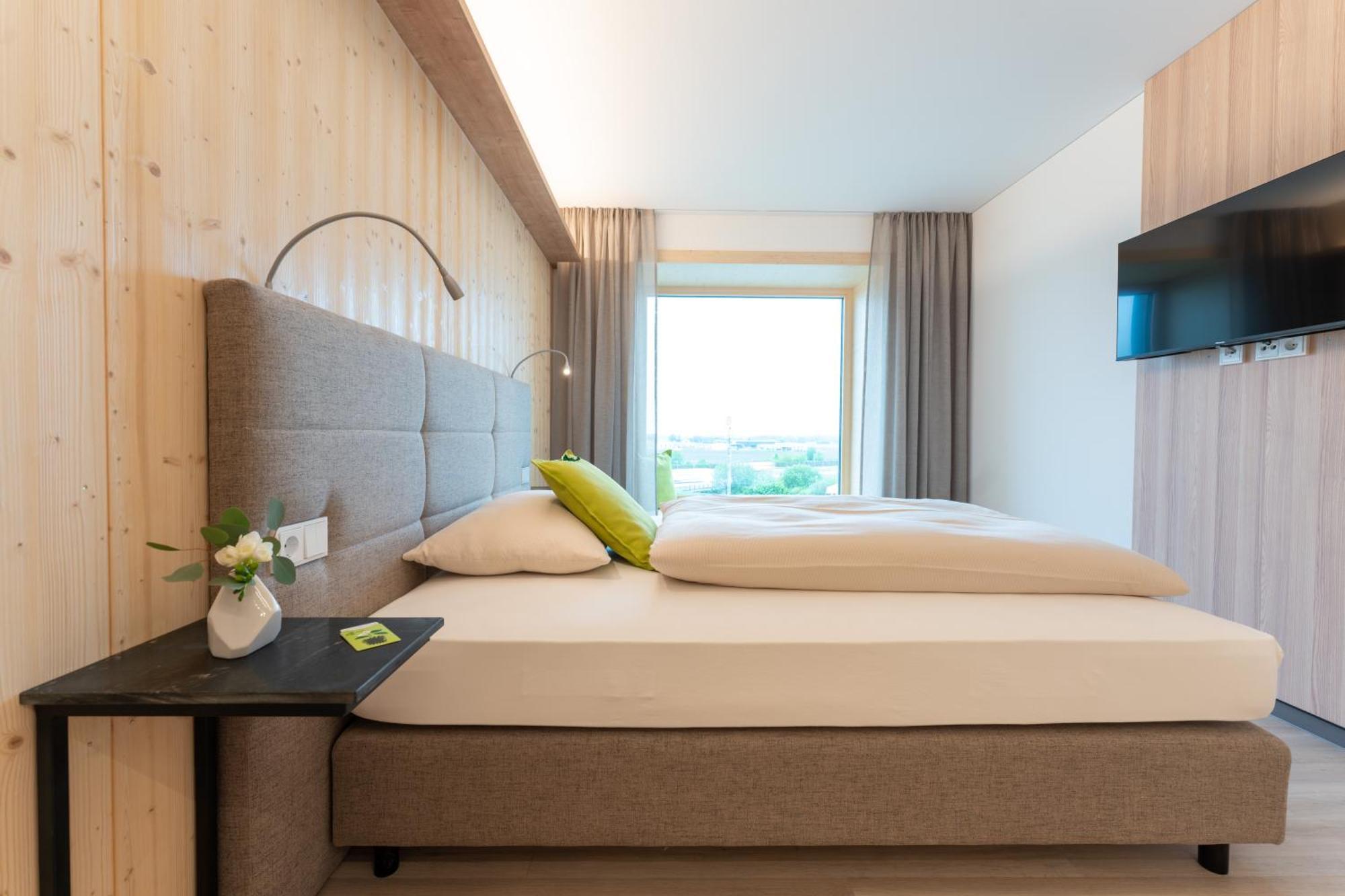 Hotel Eee *